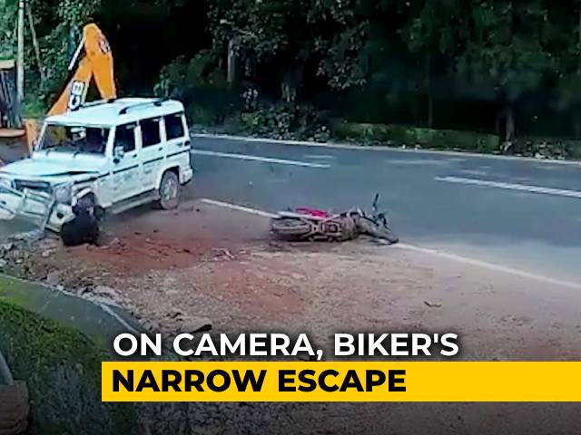 Caught On CCTV: Biker Narrowly Escapes Being Crushed Between JCB, SUV | NDTV Beeps