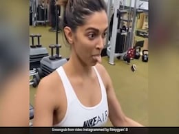 दीपिका पादुकोण ने हंसते-हंसते कर डाला इतना मुश्किल वर्कआउट, Video में दिखाने लगीं जीभ दीपिका पादुकोण ने हंसते-हंसते कर डाला इतना मुश्किल वर्कआउट, Video में दिखाने लगीं जीभ