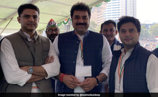 कांग्रेस के वरिष्ठ नेता ने कहा, सिंधिया और पायलट के साथ हुए व्यवहार से पार्टी कार्यकर्ताओं में बहुत निराशा