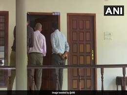 सोना तस्करी मामले में IAS अधिकारी को पद से हटाया गया, कॉल रेकॉर्ड में आरोपी से बातचीत का खुलासा सोना तस्करी मामले में IAS अधिकारी को पद से हटाया गया, कॉल रेकॉर्ड में आरोपी से बातचीत का खुलासा