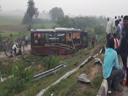 6 Killed, 18 Injured In Bus-Car Collision On UP's Lucknow-Agra Expressway 6 Killed, 18 Injured In Bus-Car Collision On UP's Lucknow-Agra Expressway