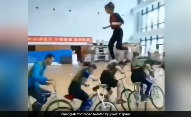 चलती साइकिल के ऊपर से लड़की ने लगाई छलांग और ऐसे लगा दी दौड़... देखें Viral Video