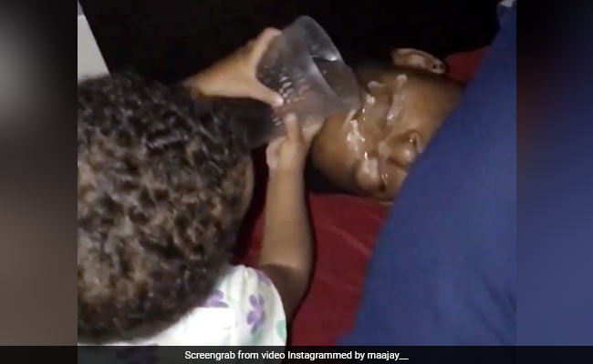 गहरी नींद में सो रहे पिता के मुंह पर बेटी ने डाला पानी, घबराकर उठा शख्स और फिर... देखें Viral Video