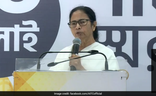 ফের একবার লকডাউনের দিন বদলালেন মমতা, ঘটনা ঘিরে বিরোধীদের কটাক্ষ