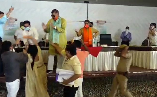 बीजेपी की महिला पार्षद ने निगम आयुक्त के निजी सचिव को चप्पलों से पीटा, मामला दर्ज