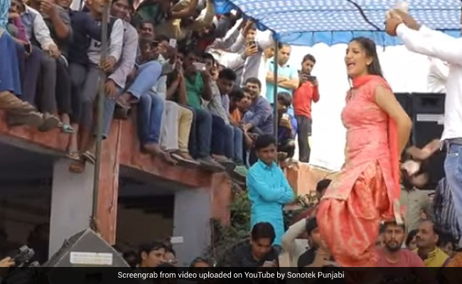 Sapna Choudhary ने स्टेज पर किया लाजवाब डांस, इंटरनेट पर छा गया Video