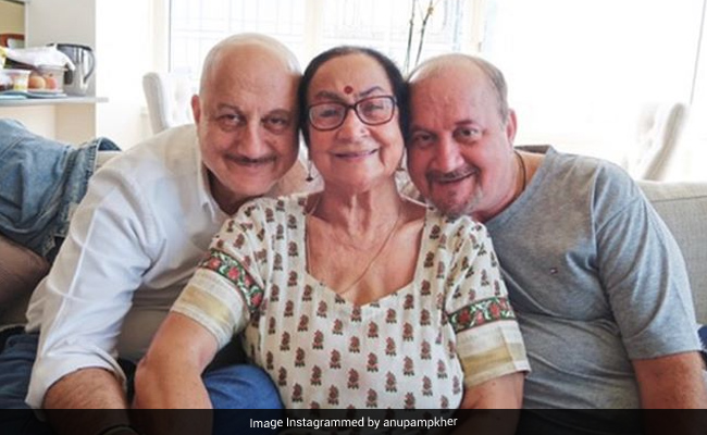 Anupam Kher Says He Hasn't Told His Mother About Her COVID-19 Diagnosis