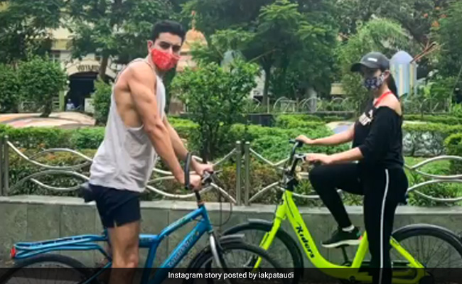 मुंबई की सड़कों पर सारा अली खान भाई इब्राहिम संग साइकिल दौड़ाती आईं नजर, Photos हुईं वायरल