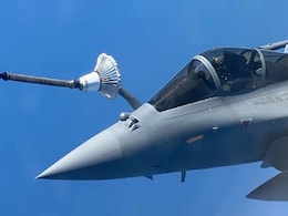 भारत आने के दौरान 'मारक' राफेल जेट की UAE में हुई एयर-टू-एयर Refuelling, देखें तस्वीरें.. भारत आने के दौरान 'मारक' राफेल जेट की UAE में हुई एयर-टू-एयर Refuelling, देखें तस्वीरें..