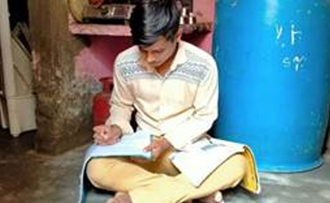 He Washed Cars At 4 AM To Make Ends Meet, Scores 91.7% In Class 12
