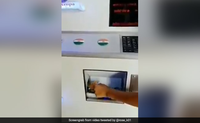 कोरोना के बीच मार्केट में आई गोलगप्पे वाली ATM मशीन, लोगों ने दिए ऐसे रिएक्शन्स - देखें Viral Video