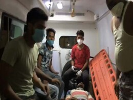 दिल्ली में एंबुलेंस ड्राइवरों के साथ मारपीट, एक दर्जन गाड़ियों में की गई तोड़फोड़ दिल्ली में एंबुलेंस ड्राइवरों के साथ मारपीट, एक दर्जन गाड़ियों में की गई तोड़फोड़