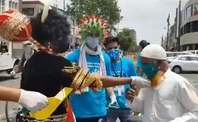 भोपाल: मॉस्‍क नहीं पहना तो 'कोराना वॉरियर' के रूप में सेवा देनी होगी, 'यमराज' दे रहे नियमों का पालन करने की सलाह