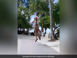 Hina Khan ने हवा में यूं किया स्लो-मोशन में डांस, एक्ट्रेस के Video ने चलाया जादू Hina Khan ने हवा में यूं किया स्लो-मोशन में डांस, एक्ट्रेस के Video ने चलाया जादू