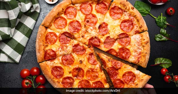Pizza Over <i>Paisa</i>? Man Caught On Video Making Pizza While Robbing Local Restaurant