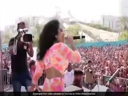 Neha Kakkar ने स्टेज पर जोरदार परफॉर्मेंस से फैन्स को यूं झूमाया, बार-बार देखा जा रहा Video Neha Kakkar ने स्टेज पर जोरदार परफॉर्मेंस से फैन्स को यूं झूमाया, बार-बार देखा जा रहा Video