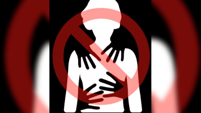 "अकेले में पकड़कर अश्लील हरकतें करता है&nbsp;CMHO ..." महिला कर्मचारी ने स्वास्थ्य विभाग के अफसर पर लगाए गंभीर आरोप &nbsp;