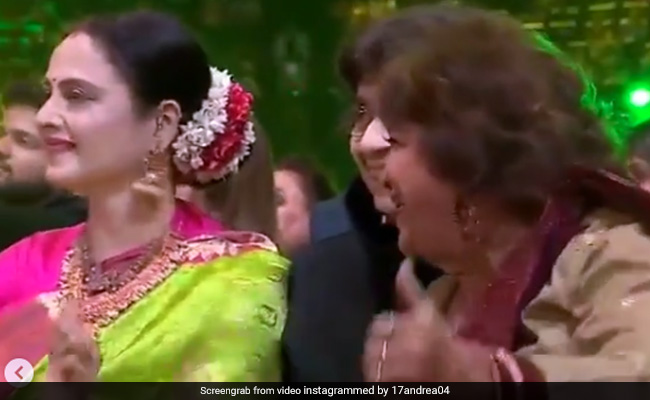 जब माधुरी दीक्षित को डांस करता देख रेखा के साथ बैठे-बैठी ही डांस करने लगी थीं सरोज खान, देखें Viral Video