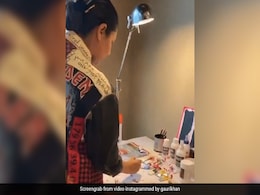 गौरी खान क्वारंटीन में घर पर पेंटिंग बनाती आईं नजर, Video हुआ वायरल गौरी खान क्वारंटीन में घर पर पेंटिंग बनाती आईं नजर, Video हुआ वायरल