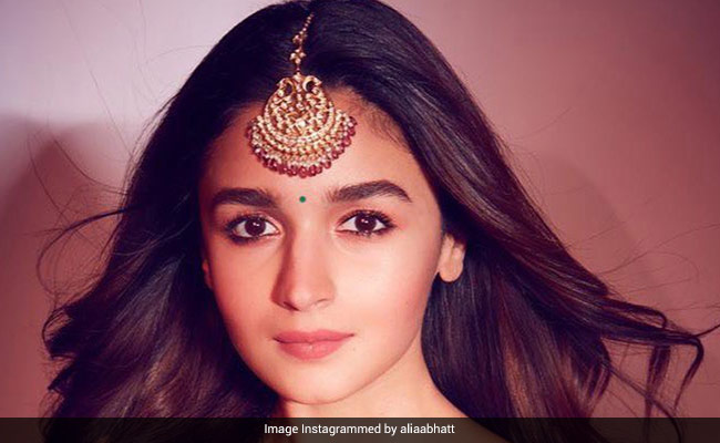 Grab All Eyes When You Dress Up In These Pretty Maang Tikkas