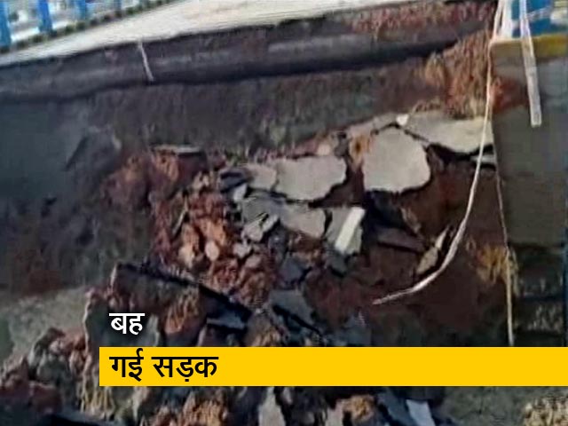 महासेतु जोड़ने वाली सड़क बह गई, एक महीने पहले हुआ था उद्घाटन