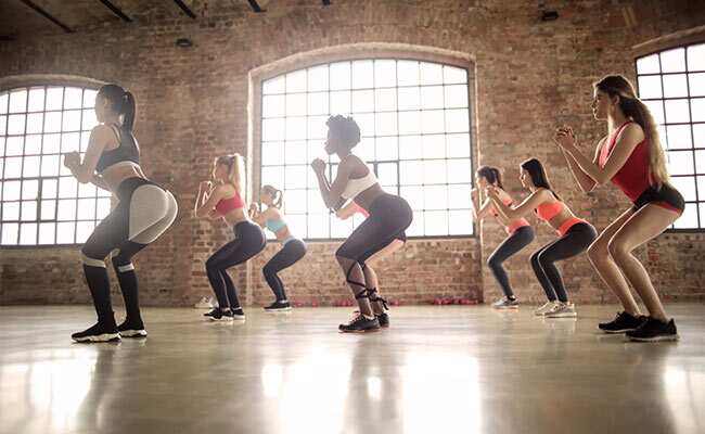 Squat With Weights Exercise: कुछ वेट के साथ भी कर सकते हैं स्क्वाट एक्सरसाइज, यहां हैं 6 शानदार तरीके