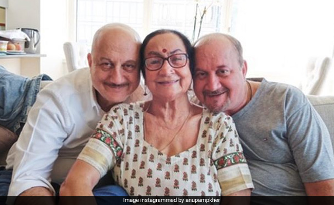 Anupam Kher ने मां से छुपाई उन्हें कोरोना होने की बात, बोले- मां को बताया है कि उन्हें इंफेक्शन है, क्योंकि...