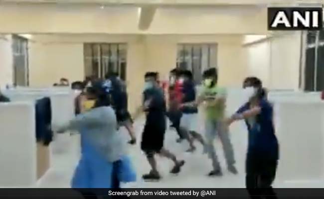 कोरोना के मरीजों ने COVID सेंटर में साउथ इंडियन गाने पर किया जबरदस्त डांस, वायरल हुआ Video