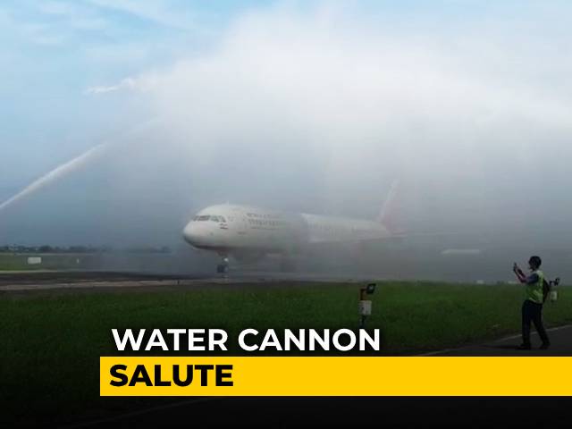 Retiring Air India Pilot Receives Water Cannon Salute | NDTV Beeps