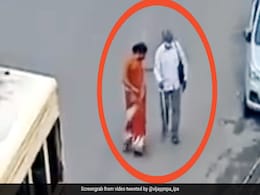 नेत्रहीन बुजुर्ग के लिए महिला ने इस तरह भागकर रोकी बस, IPS अफसर ने दिया ऐसा रिएक्शन... देखें Viral Video नेत्रहीन बुजुर्ग के लिए महिला ने इस तरह भागकर रोकी बस, IPS अफसर ने दिया ऐसा रिएक्शन... देखें Viral Video