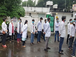 नीट-पीजी काउंसलिंग में देरी के खिलाफ, दिल्ली के डॉक्टरों ने किया विरोध प्रदर्शन नीट-पीजी काउंसलिंग में देरी के खिलाफ, दिल्ली के डॉक्टरों ने किया विरोध प्रदर्शन