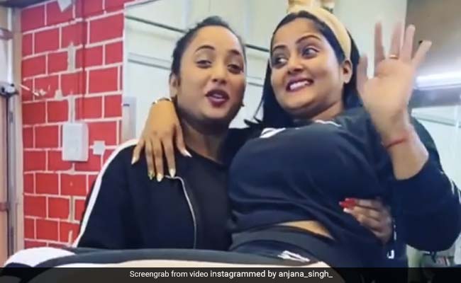 अंजना सिंह को गोद में उठाकर ले आईं रानी चटर्जी, फिर यूं की मस्ती- देखें वायरल Video अंजना सिंह को गोद में उठाकर ले आईं रानी चटर्जी, फिर यूं की मस्ती- देखें वायरल Video