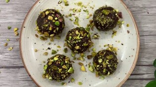 आज क्या बनाऊं: गुड़ और चीनी के बिना ऐसे बनाएं हेल्दी और टेस्टी ड्राई फ्रूट्स लड्डू, नोट करें आसान रेसिपी