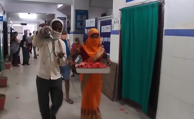 कंधे पर ऑक्सीजन सिलेंडर, ट्रे में मासूम, अस्पताल में गमले...ये केंद्रीय मंत्री का इलाका है