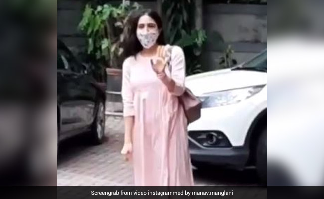Sara Ali Khan महीनों बाद घर से निकलीं बाहर, फोटोग्राफर्स को देख पूछा उनका हालचाल, बोलीं- सब सेफ हो ना?