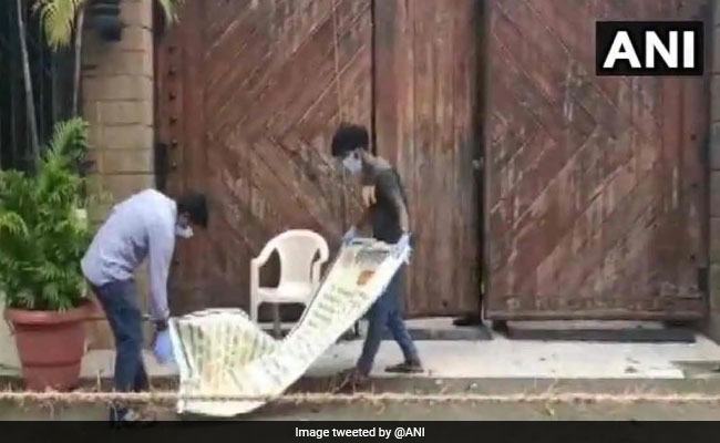 अमिताभ बच्चन के बंगले 'जलसा' से बीएमसी ने हटाया कंटेन्मेंट जोन का पोस्टर, देखें Photos