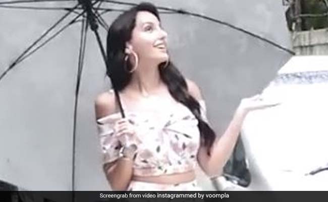 नोरा फतेही मुंबई की बारिश में फोटोग्राफर्स को कुछ इस अंदाज में पोज देती आईं नजर, वायरल हुआ थ्रोबैक Video
