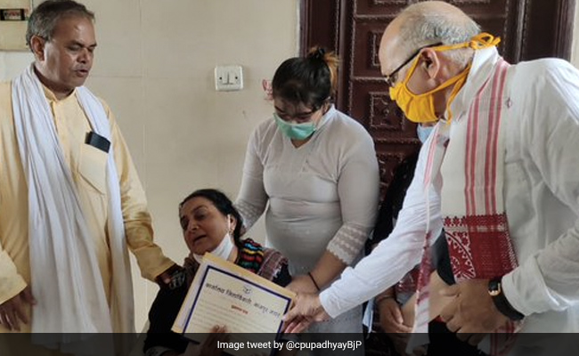 UP Minister Meets Cop's Family Killed In Kanpur Encounter, Gives Rs 1 Crore Cheque