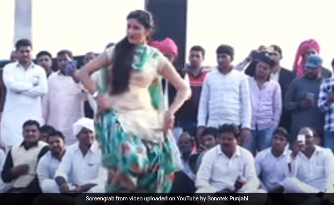 Sapna Choudhary ने 'कुर्ता पजामा' सॉन्ग पर किया धमाकेदार डांस, इंटरनेट पर मची Video की धूम