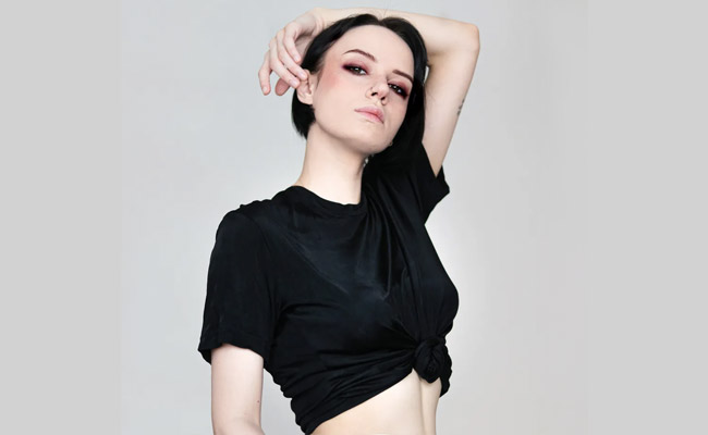 Your Closet Won't Be Able To Do Without These 5 Cool Black T-Shirts