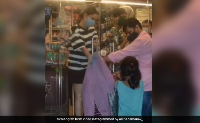 सुशांत सिंह राजपूत के निधन के बाद पहली बार घर से बाहर निकलीं अंकिता लोखंडे, गरीबों में बांटी चॉकलेट