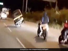 ड्राइवर ने दो टायर पर दौड़ाया ऑटो, भज्जी बोले- 'गाड़ी चला रहा है या मजाक कर रहा है' - देखें Video ड्राइवर ने दो टायर पर दौड़ाया ऑटो, भज्जी बोले- 'गाड़ी चला रहा है या मजाक कर रहा है' - देखें Video