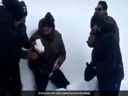 बर्फ का केक बनाकर इंडियन आर्मी के सैनिकों ने मनाया जवान का बर्थडे, लोगों ने कहा- 'यह हैं असली हीरो...' - देखें Video बर्फ का केक बनाकर इंडियन आर्मी के सैनिकों ने मनाया जवान का बर्थडे, लोगों ने कहा- 'यह हैं असली हीरो...' - देखें Video