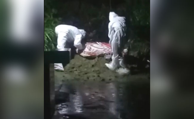মৃত করোনা রোগীর দেহ নিলো না স্বাস্থ্য দফতর, বাধ্য হয়ে বাড়িতেই কবর