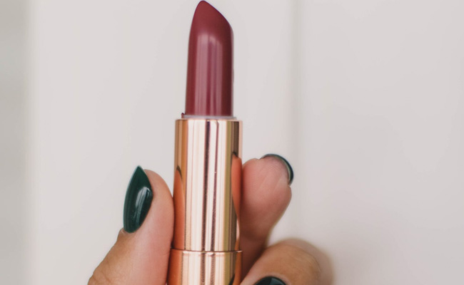 You Won't Be Able To Resist Wearing These Chic Daily Lipsticks