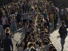 COVID-19 लॉकडाउन खत्म होने पर शहर ने इस तरह मनाया जश्न, डिनर पार्टी में जमा हुए इतने सारे लोग... COVID-19 लॉकडाउन खत्म होने पर शहर ने इस तरह मनाया जश्न, डिनर पार्टी में जमा हुए इतने सारे लोग...