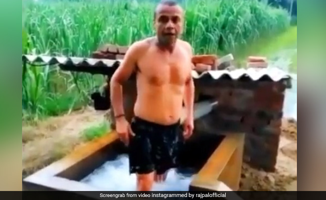 ट्यूबवेल के नीचे नहाते दिखे कॉमेडियन राजपाल यादव, बोले- खेतों में नहाने का मजा ही कुछ और है, देखें Video