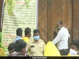 अमिताभ बच्चन के बंगले 'जलसा' को सैनिटाइज करने पहुंचे BMC के कर्मचारी, देखें Photo अमिताभ बच्चन के बंगले 'जलसा' को सैनिटाइज करने पहुंचे BMC के कर्मचारी, देखें Photo
