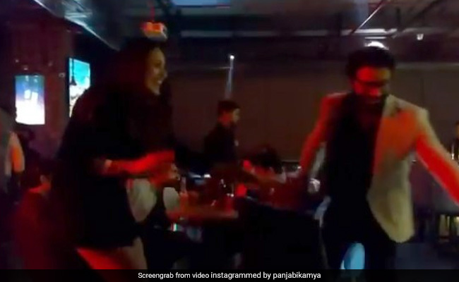 काम्या पंजाबी ने पति शलभ डांग के साथ पार्टी में जमकर किया डांस, Video हुआ वायरल