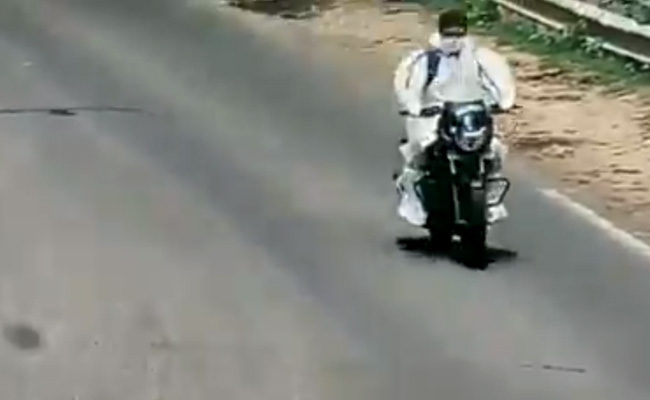 कोरोना वायरस संक्रमित मरीज को PPE किट पहनाकर एंबुलेंस के बजाय बाइक से भेज दिया! देखें VIDEO